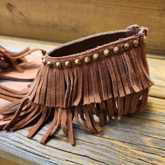 Gorgeous Fringed Steve Madden brown suede flat sandals - Picture 2 of 6
